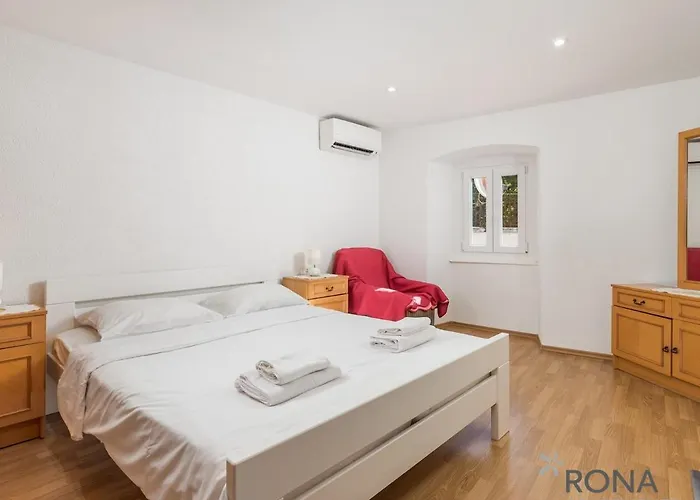 Rona Apartment More