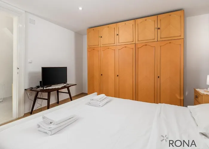 Rona Apartment More